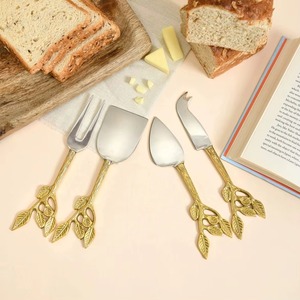 En oferta, un elegante juego de cuchillos para queso de metal que realza cada velada de queso y vino, con un estilo refinado que lo convierte en un impresionante utensilio para servir. - Product Image 3