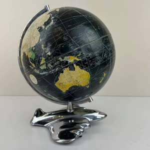 Globo terráqueo vintage de metal con grabados metálicos antiguos y base de diseño con peso para exhibición en escritorio con precisión. - Product Image 1