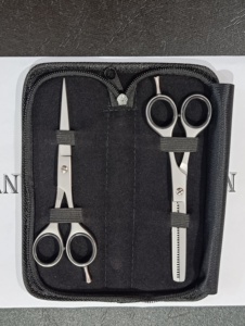 ชุดอุปกรณ์ตัดผม MARI INSTRUMNETS ใบมีดคมพิเศษ Super Cut 44C สแตนเลสสตีล ชุดกรรไกรตัดผมสำหรับช่างตัดผม - Product Image 1