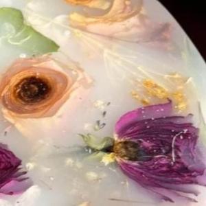 Mesa de Centro de Resina TIMELESS CRAFT con Flores Prensadas, Mesa Auxiliar de Nogal con Borde Natural, Epoxi Floral, Inspirada en la Naturaleza, Hecha a Mano, Ecológica - Product Image 3