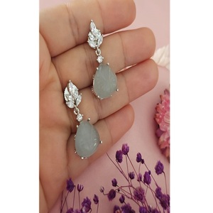 Magnifiques boucles d'oreilles pendantes en laiton plaqué argent de qualité supérieure avec pierres en zircon pour femmes, pour les soirées, collection tendance et élégante - Product Image 2