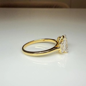 Bague de fiançailles solitaire en or jaune 18 carats avec diamant synthétique de 2,50 carats, couleur F, clarté VS1, taille émeraude, certifiée IGI, bijoux CVD - Product Image 2