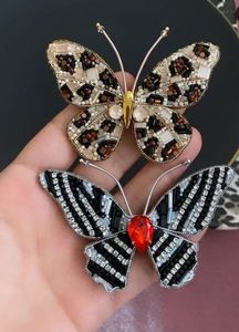 Broche élégante faite à la main avec des perles brodées, des perles de cristal de qualité supérieure et une broderie fine de style vintage - Product Image 4