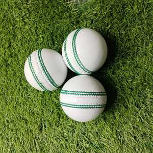 Balles de cricket blanches de qualité supérieure avec surpiqûres vertes, quatre balles en cuir blanc de qualité supérieure, balles de cricket avec coutures de qualité supérieure - Product Image 1