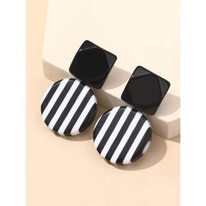 Pendientes de Resina Elegantes con Acabado Brillante, Diseño Moderno, Accesorios de Moda Duraderos y de Lujo, Diseñados por Artesanos Expertos, Moda de Cristal - Product Image 6