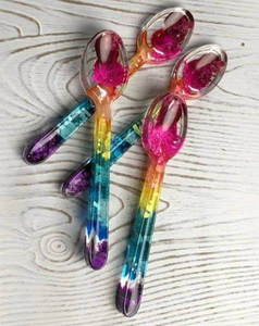 Ensemble de cuillères en résine unique pour la cuisine et les cadeaux, avec un design sculpté à la main et des détails en nacre - Product Image 4