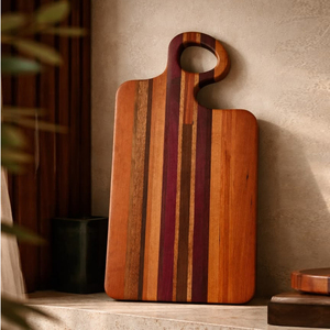 Planche à découper en bois saisissante avec un design rayé multi-tons, fabriquée à partir de diverses bois dures, dotée d'une poignée inclinée - Product Image 5
