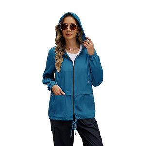 Veste coupe-vent légère, imperméable et pliable pour femme, avec capuche, idéale pour les activités de plein air, les voyages, la randonnée et la course à pied. - Product Image 4