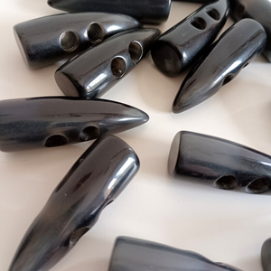 Broches de Cuerno Natural Hechos a Mano, Duraderos y Ecológicos, Cierres Modernos para Abrigos, Hechos en India - Product Image 2