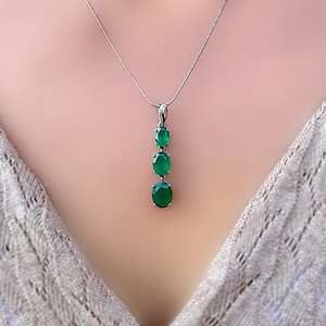 Pendentif en argent plaqué or 14 carats avec trois émeraudes ovales vintage authentiques, certifié IGI, bijou élégant en pierre précieuse verte - Product Image 1