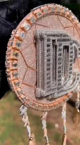 Pendentif personnalisé en moissanite avec lettre, breloque ronde sertie de cristaux et gland en plumes - Product Image 3