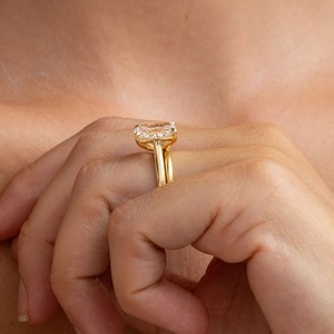 Elegante Anillo de Compromiso Solitario de Oro Amarillo de 14K con Diamante de Laboratorio de Corte Cojín de 3.50 Quilates, 4 Garras y Banda Catedral de 2MM - Product Image 2