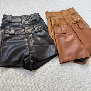 Shorts pour femmes à jambes larges en cuir véritable avec logo personnalisé - Product Image 5