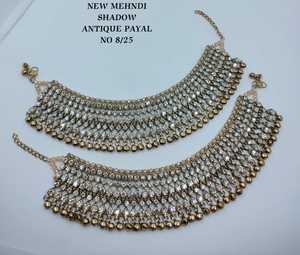 สร้อยข้อเท้าผู้หญิงแบบมุกประดับ Kundan  โลหะผสมชุบโรเดียมสีขาว ปรับขนาดได้  สำหรับเจ้าสาว  แฟชั่นคลาสสิก งานแต่งงานแบบอินเดีย - Product Image 1
