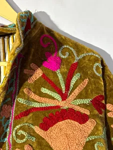 Chaqueta Suzani de Terciopelo Marrón Premium con Bordado Floral, Estilo Bohemio, Manga Larga, Cuello Alto, Ropa de Abrigo de Invierno para Mujer - Product Image 4