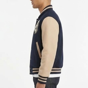 Chaqueta Varsity Personalizada al por Mayor para Hombre, Color Azul Marino y Beige, con Parche de Astronauta, Cuello Alto, Cierre de un Solo Botón, para Otoño - Product Image 4