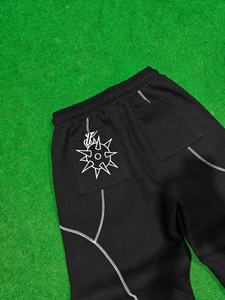 Pantalones de chándal de felpa de algodón 100% de 480 GSM de alto gramaje con bordado, costuras de panel modernas, estilo jogger, streetwear con punto de cruz y puños. - Product Image 3