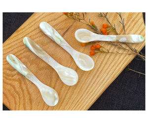 Cuillère en coquillage de qualité supérieure avec manche en porcelaine, origine Vietnam - Cuillère décorative pour présentation haut de gamme dans les restaurants et hôtels - Product Image 1