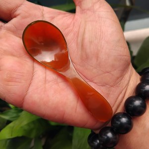 Cuillère en corne de buffle naturelle, fabriquée à la main et polie, idéale pour servir des épices, des condiments ou pour une utilisation décorative à table, de haute qualité - Product Image 2