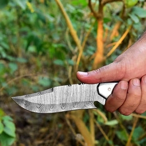 Couteau de chasse/camping artisanal en acier Damas, lame fixe personnalisable OEM pour l'extérieur, manche en bois, garantie 3 ans, acier - Product Image 3