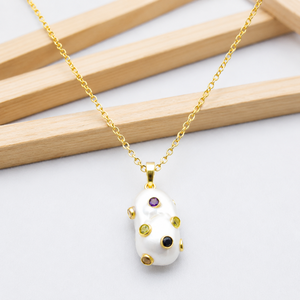 Collier pendentif en perles plaqué or avec pierres précieuses colorées serties en clos, style mignon, unisexe, à porter au quotidien - Product Image 4