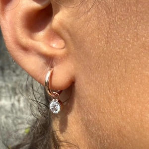 Boucles d'oreilles Huggie en or rose massif 14 carats avec diamant de laboratoire certifié IGI 1 carat, pendentif détachable, style minimaliste, cadeau de fête pour femme - Product Image 4