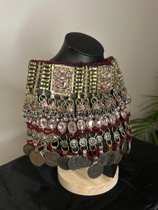 สร้อยคอชุบทองแบบอัฟกันคูชี ประดับด้วยพลอยสีชมพูและลูกปัดสีแดงเลือดนก สไตล์โบราณแบบชนเผ่า - Product Image 2