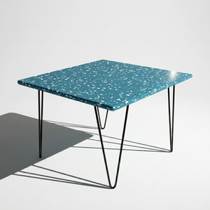 Table basse de salle à manger en acier et plastique recyclé 4GoodThings, style moderne minimaliste, imperméable, durable, empilable, meubles pour la maison - Product Image 1