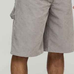 กางเกงยีนส์ขาสั้นผู้ชายแบบสั่งทำ สีพื้น เป็นมิตรกับสิ่งแวดล้อม สำหรับแฟชั่นฤดูร้อน ใส่สบายทุกวัน ผู้ผลิต OEM - Product Image 6