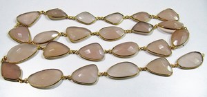 Calcedonia Rosa Natural, Forma Libre, Briolette Facetada, Conector de Bisel Irregular, Cadena de 15 a 20 mm, Piedras Vendidas por Pie - Product Image 4