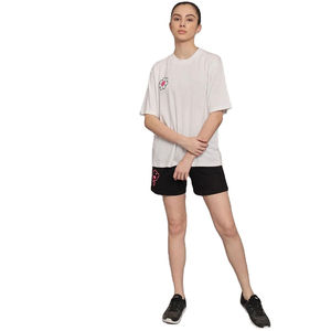 Conjunto de Dos Piezas Moderno para Mujer, Camiseta Holgada con Estampado Gráfico y Pantalones Cortos Negros con Bolsillos, Conjunto Coordinado a la Moda para un Estilo Urbano - Product Image 1