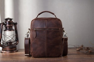Sac bandoulière unisexe léger et imperméable en cuir véritable écologique avec plusieurs poches et coutures renforcées, fermeture éclair et bouton - Product Image 3