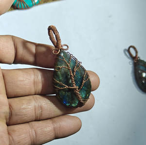 Vente en gros de bijoux en pierres précieuses naturelles, pendentifs en labradorite en forme d'arbre de vie, faits à la main et enveloppés de fil de cuivre - Product Image 4