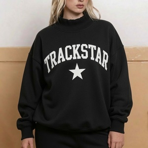 เสื้อสเวตเชิ้ตผู้หญิงสีแดงเลือดหมู คอเต่าทรงโอเวอร์ไซส์ พิมพ์ลาย Trackstar มีกระเป๋าจิงโจ้ ผ้าฟลีซหนานุ่ม - Product Image 5