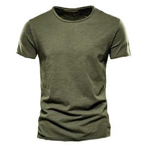 เสื้อยืดคอกลมแขนสั้นสีเขียวมะกอกสำหรับผู้ชาย ทรงเข้ารูป ผ้าถัก สีพื้น เรียบง่าย สวมใส่สบาย - Product Image 3