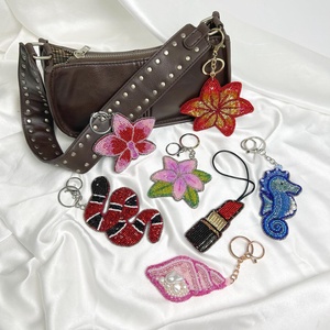 Nouveau porte-clés méduse rose brodé et perlé, accessoire de mode coloré fait main à petit prix - Product Image 4