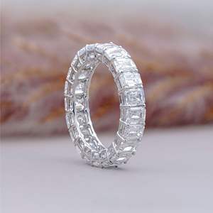 Bague éternelle de luxe sertie de diamants taille émeraude – Alliance de mariage intemporelle en diamant pour femme - Product Image 4