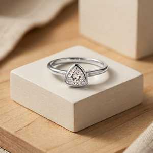 Bague de fiançailles solitaire à taille trillion la plus vendue, en platine et or, minimaliste et délicate, sertie clos, cadeau pour elle - Product Image 6