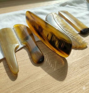 Peine de cuerno de búfalo y buey hecho a mano de primera calidad, peine natural antiestático para el cuidado del cabello, para un peinado suave, a precio de mayoreo. - Product Image 1
