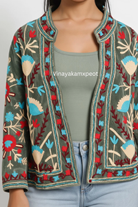 Veste matelassée Suzani en velours vert faite à la main avec broderie turquoise, motifs floraux audacieux, doublure en coton, écologique et respirante - Product Image 5