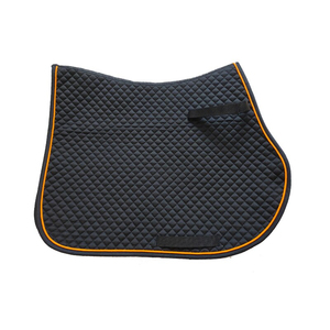 Tapis de selle western anglais personnalisés de haute qualité, écologiques, durables, au design optimal, légers, avec extérieur en coton et doublure en polaire polyester. - Product Image 3
