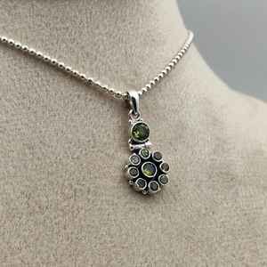 Colgante de Peridoto Natural en Racimo, Plata de Ley 925, Gema Verde, Piedra de Nacimiento de Agosto, Joyería Hecha a Mano, Regalo - Product Image 3