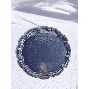 Plateau de service rond en acier inoxydable de style vintage, fait main, idéal comme accent décoratif de table, pour la cuisine, la salle à manger ou comme idée cadeau. - Product Image 3