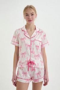 Conjunto de pijama rosa suave para mujer con camiseta de manga corta con botones y pantalones a juego, ideal para un descanso cómodo. - Product Image 2
