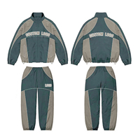 Ensemble de survêtement sportif pour homme, personnalisé, respirant, à capuche, avec blocs de couleur, imprimé logo frontal, rouge et noir, coupe-vent, idéal pour l'été