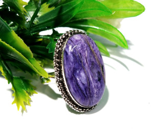 Bague Statement en Argent Sterling 925 Fait Main avec Cabochon Brut Violet en Charoïte Naturelle Certifiée par un tiers, Style Bohème - Product Image 3