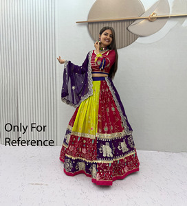Lehenga Choli Rouge Traditionnel Indien de Créateur, Robe de Navratri, Robe de Garba, Robe de Dandiya, Tenue de Festival Indienne - Product Image 1