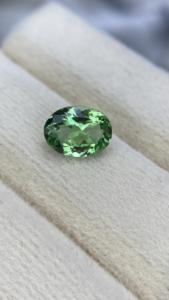Tourmaline naturelle tanzanienne certifiée IGI, taille ovale, teinte rare, excellente qualité de couleur, 1,66 carat, nette à la loupe - Product Image 3