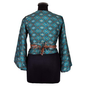 Top de seda multicolor para mujer, top de seda reciclada, top indio de seda con mangas acampanadas, top hippie con lazo frontal, estilo retro informal. - Product Image 6