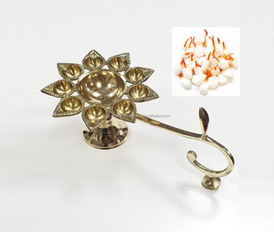 ตะเกียงน้ำมันทองเหลืองแบบดั้งเดิมสำหรับพิธีกรรมอัตติปุจจา งานฝีมือชุบทอง ศิลปะพื้นบ้าน เหมาะสำหรับบูชาในวัด บ้าน และตกแต่งในเทศกาลต่างๆ - Product Image 3